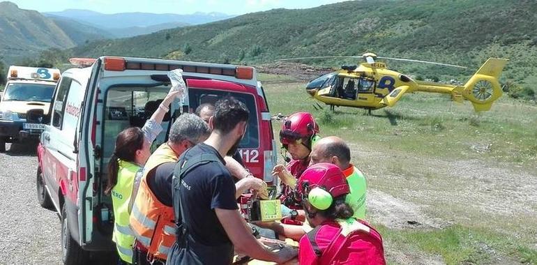 Dos heridos, una grave, al caer una autocaravana el Porrones, Somiedo