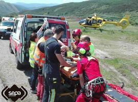 Dos heridos, una grave, al caer una autocaravana el Porrones, Somiedo