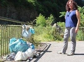 Valero denuncia basuras sin recoger desde febrero en el entorno de Picos 