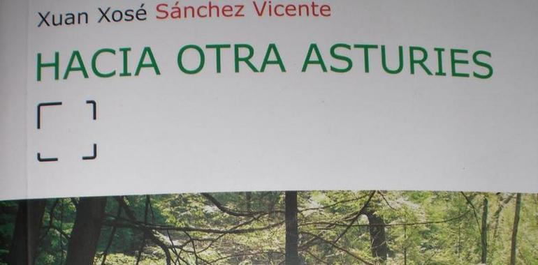 Xuan Xosé Sánchez Vicente presenta su libro Hacia otra Asturies