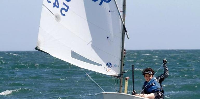 Liderazgos en el Trofeo Verano de Vela Ligera, pese a la mar calma