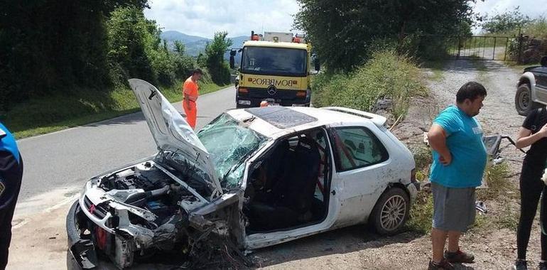 Herido en un choque entre dos turismo en El Puntal, Villaviciosa