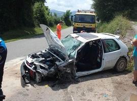 Herido en un choque entre dos turismo en El Puntal, Villaviciosa
