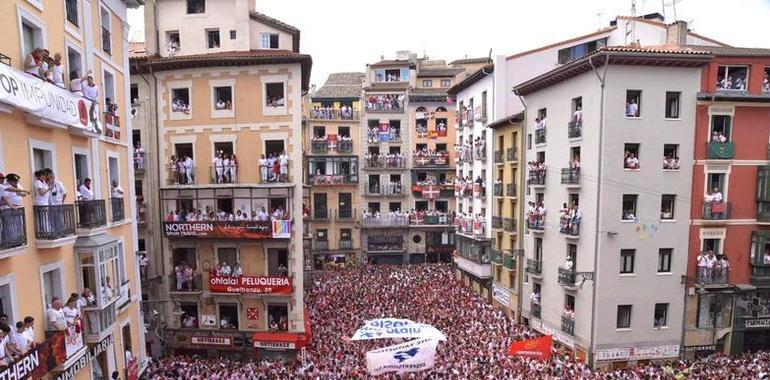 Motxila 21 lanza el Chupinazo y abre San Fermín