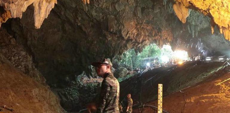 Rescatados seis niños atrapados en una cueva en Tailandia 