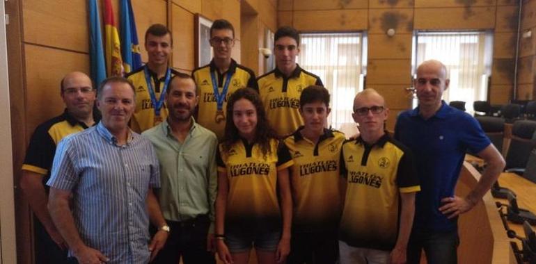 El Alcalde de Siero recibe a los cadetes del Triatlón Lugones