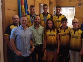 El Alcalde de Siero recibe a los cadetes del Triatlón Lugones