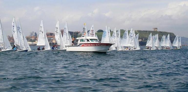 Gijón: Tiago y Salvador Roquete lideran la Copa de España de Snipe