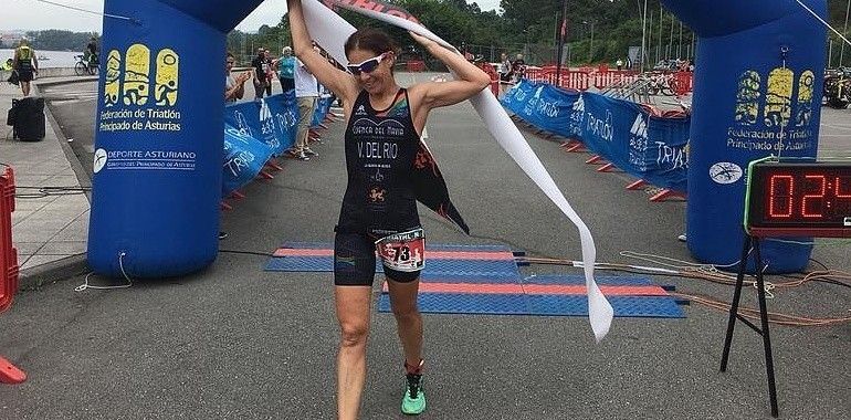 Verónica Valle y Rubén Tuset ganan el triatlón de Trasona