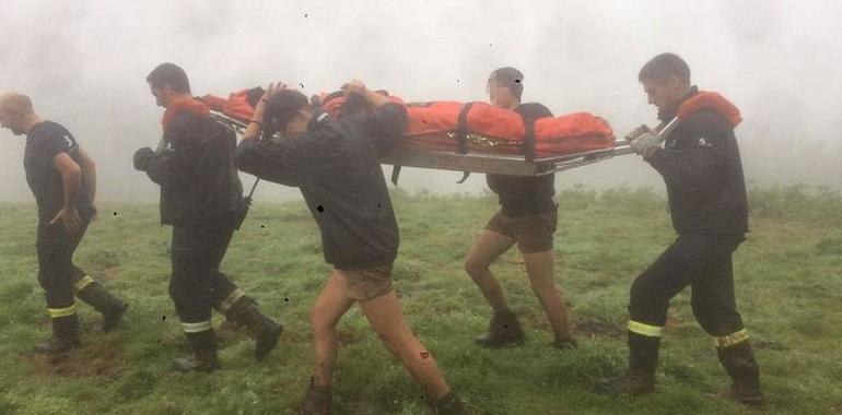 Complejo rescate de una joven scout herida entre Espinaredo y La Matosa 