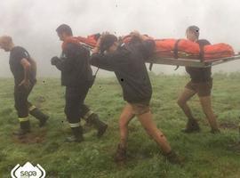 Complejo rescate de una joven scout herida entre Espinaredo y La Matosa 