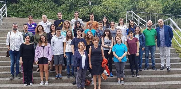  24 descendientes de asturianos emigrados en la 6 Escuela de Asturianía 