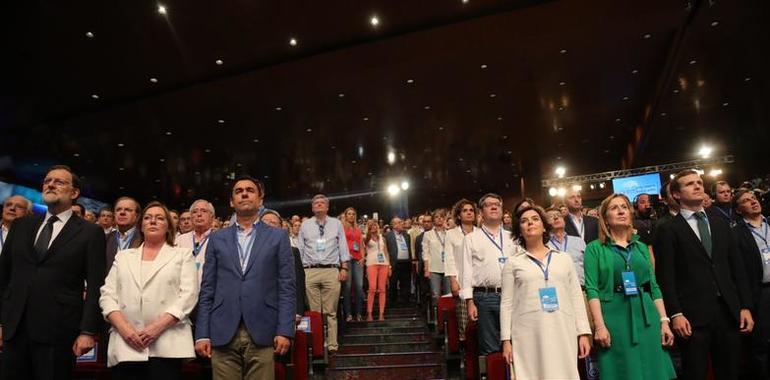 Dos asturianas, Reyes Hurlé y Esther Llamazares, en la Mesa del 19CongresoPP
