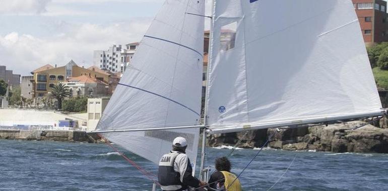 José Palacio y Alberto Suárez lideran el Snipe en el Trofeo Verano del RCAR