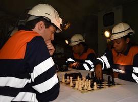 Festival de Ajedrez del Grupo Covadonga bajo tierra en el Pozu Sotón