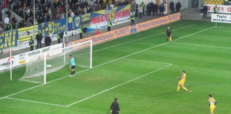 Un portero protesta una decisión arbitral dando la espalda a un penalti