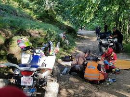 Evacúan al HUCA un motorista herido tras chocar con un árbol en Sobrescobio