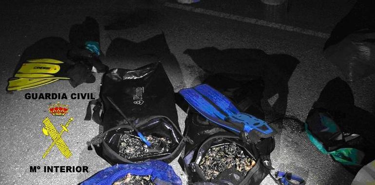 Sorprendidos dos furtivos con 44 kg. de percebes en Cudillero   