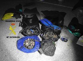 Sorprendidos dos furtivos con 44 kg. de percebes en Cudillero   