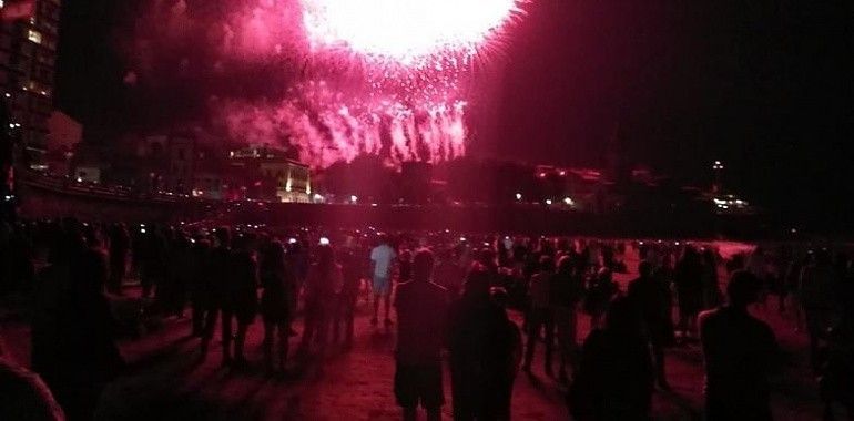 Gijón, de restallu en los fuegos de Begoña