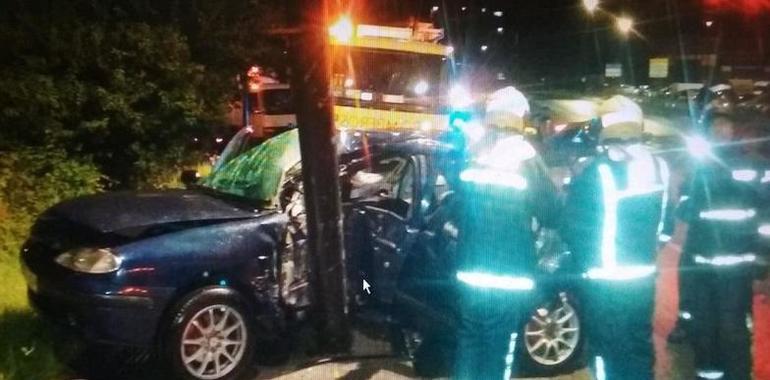 Herido en una colisión entre dos coches en Avilés