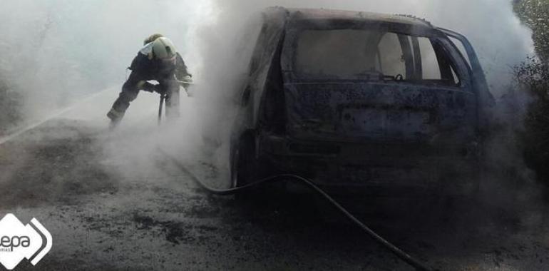 Incendio destruye un vehículo en Cangas del Narcea