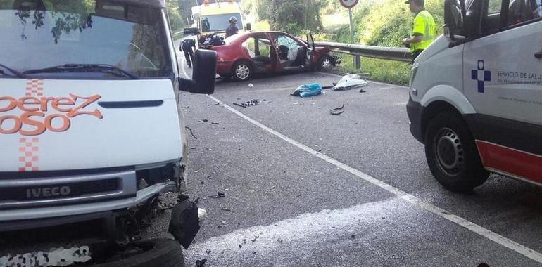 Herido al chocar un coche y una grúa en Soto del Barco