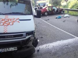 Herido al chocar un coche y una grúa en Soto del Barco