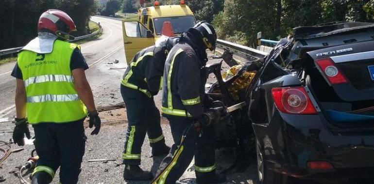 Una colisión en Nava causa un muerto y un vertido de combustible al Piloña
