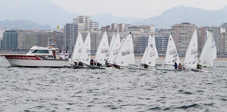 Un centenar de regatistas en el Villa Gijón de Vela Ligera