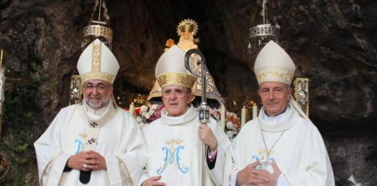 Carlos Osoro recuerda al Papa Francisco ante la Santina