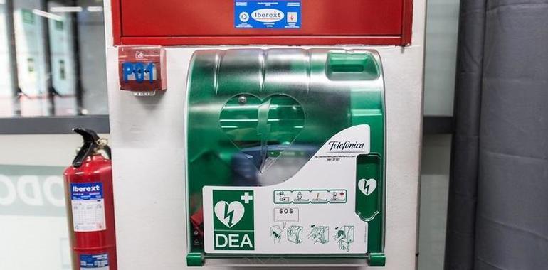 Telefónica instalará desfibriladores en todos los Decathlon de España
