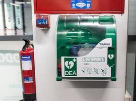 Telefónica instalará desfibriladores en todos los Decathlon de España