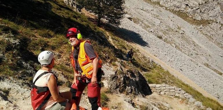 Rescatada una mujer herida bajando Poncebos