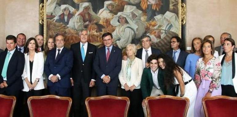 Encuentro del presidente de la Junta General con familiares de Aurelio Delgado