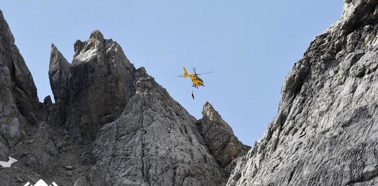 Senderista gravemente herido tras caer 60 metros en Torre de Enol