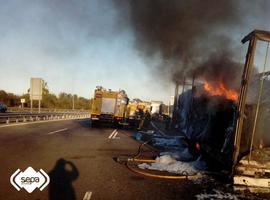 El fuego destruye el remolque de un trailer de papel en Colunga
