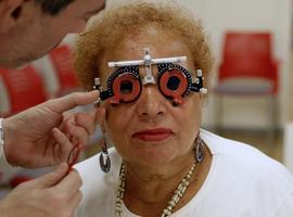 Multiópticas y Cruz Roja gradúan y donan gafas a 100 personas en Oviedo