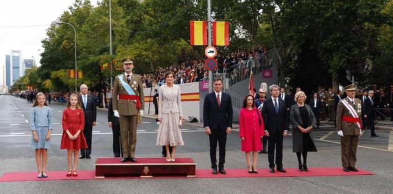 Los Reyes presiden el desfile con motivo de la Fiesta Nacional