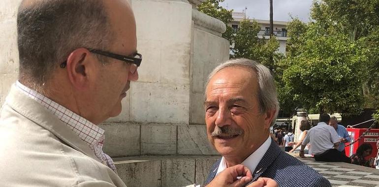 Madreña de Oro del Centro Asturiano de Sevilla para el alcalde de Oviedo