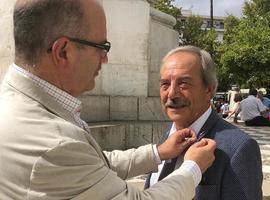 Madreña de Oro del Centro Asturiano de Sevilla para el alcalde de Oviedo