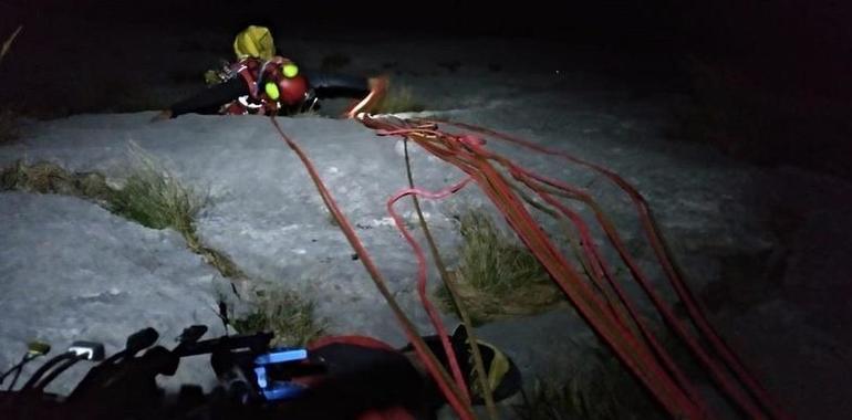 Rescatados dos escaladores vascos atrapados en la vía Los buitres, Cabrales