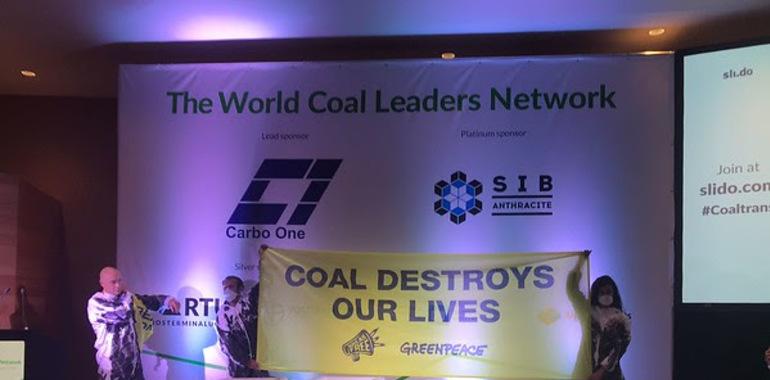 Activistas de Greenpeace bloquean la conferencia internacional del carbón de Barcelona