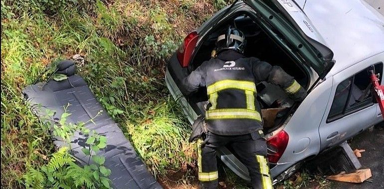 Dos mujeres heridas tras salirse su coche en la curva de Los Gitanos, en Castrillón