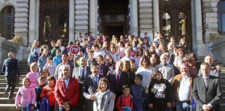 Los estudiantes de Oscos-Eo reclaman en la Junta planes contra la abeja velutina y viviendas sociales