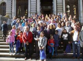 Los estudiantes de Oscos-Eo reclaman en la Junta planes contra la abeja velutina y viviendas sociales