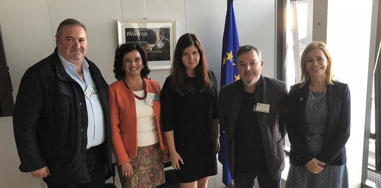 Petri Bernardett anima a fortalecer y visibilizar la Llingua en el contexto europeo