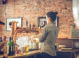 Más de 11.000 trabajadores de hostelería mejoran la calidad de su empleo 