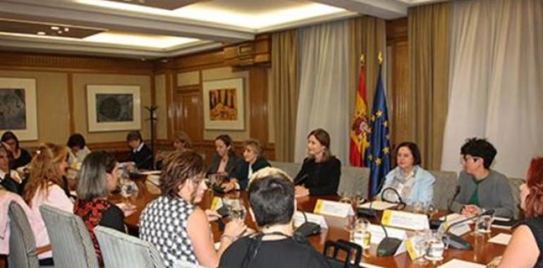 María Luisa Carcedo presenta la guía para pacientes portadoras del anticonceptivo Essure 