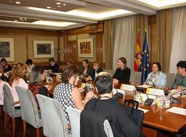 María Luisa Carcedo presenta la guía para pacientes portadoras del anticonceptivo Essure 